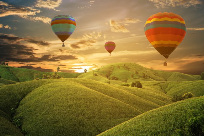 idioom Betreffende zeil Hot Air Balloon Sunset Green Hills Wallpaper Wall Mural